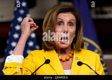 Washington DC, USA. 12. August 2022. Die Sprecherin des US-Repräsentantenhauses, Nancy Pelosi (D-CA), spricht am 12. August 2022 auf ihrer wöchentlichen Pressekonferenz auf dem Capitol Hill in Washington. Foto von Yuri Gripas/ABACAPRESS.COM Quelle: Abaca Press/Alamy Live News Stockfoto