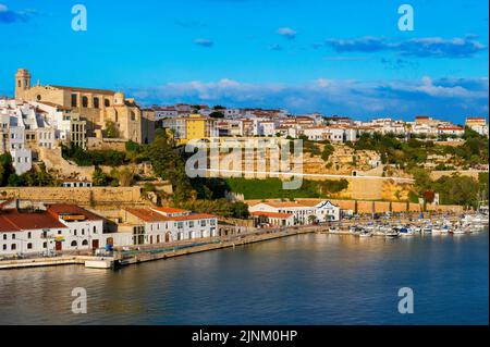 Mahon capitale dell'isola di Menorca. Veduta dal Mare di Mahon, capitale dell'isola. Stockfoto