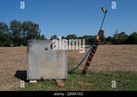 Northend, Oxfordshire, Großbritannien. 12.. August 2022. Wasserrinnen für Rinder auf der Hollowfield Farm. Im Dorf Northend, Oxfordshire, bleibt das Wasser der Themse noch erhalten. Die Wasserversorgung des Dorfes lief Anfang dieser Woche trocken, und das Wasser der Themse pumpt die Wasserversorgung der Bewohner mithilfe von Tanks. Einheimische sagen, dass dies schon einmal passiert ist und dass es mit der Infrastruktur des Wassers zu tun hat, das von der Themse aus dem nahegelegenen Stokenchurch Reservoir geliefert wird. Quelle: Maureen McLean/Alamy Live News Stockfoto