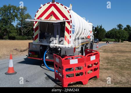 Northend, Oxfordshire, Großbritannien. 12.. August 2022. Im Dorf Northend, Oxfordshire, bleibt das Wasser der Themse noch erhalten. Die Wasserversorgung des Dorfes lief Anfang dieser Woche trocken, und das Wasser der Themse pumpt die Wasserversorgung der Bewohner mithilfe von Tanks. Einheimische sagen, dass dies schon einmal passiert ist und dass es mit der Infrastruktur des Wassers zu tun hat, das von der Themse aus dem nahegelegenen Stokenchurch Reservoir geliefert wird. Quelle: Maureen McLean/Alamy Live News Stockfoto