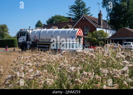 Northend, Oxfordshire, Großbritannien. 12.. August 2022. Im Dorf Northend, Oxfordshire, bleibt das Wasser der Themse noch erhalten. Die Wasserversorgung des Dorfes lief Anfang dieser Woche trocken, und das Wasser der Themse pumpt die Wasserversorgung der Bewohner mithilfe von Tanks. Einheimische sagen, dass dies schon einmal passiert ist und dass es mit der Infrastruktur des Wassers zu tun hat, das von der Themse aus dem nahegelegenen Stokenchurch Reservoir geliefert wird. Quelle: Maureen McLean/Alamy Live News Stockfoto