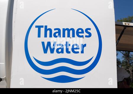 Northend, Oxfordshire, Großbritannien. 12.. August 2022. Im Dorf Northend, Oxfordshire, bleibt das Wasser der Themse noch erhalten. Die Wasserversorgung des Dorfes lief Anfang dieser Woche trocken, und das Wasser der Themse pumpt die Wasserversorgung der Bewohner mithilfe von Tanks. In der Wasserregion Themse wurde heute eine Dürre ausgerufen. Quelle: Maureen McLean/Alamy Live News Stockfoto