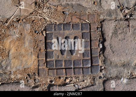 Northend, Oxfordshire, Großbritannien. 12.. August 2022. Einen Wasserhydranten. Im Dorf Northend, Oxfordshire, bleibt das Wasser der Themse noch erhalten. Die Wasserversorgung des Dorfes lief Anfang dieser Woche trocken, und das Wasser der Themse pumpt die Wasserversorgung der Bewohner mithilfe von Tanks. Einheimische sagen, dass dies schon einmal passiert ist und dass es mit der Infrastruktur des Wassers zu tun hat, das von der Themse aus dem nahegelegenen Stokenchurch Reservoir geliefert wird. Quelle: Maureen McLean/Alamy Live News Stockfoto