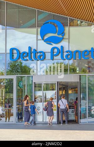 NIS, Serbien - 04. August 2022: Drehtür-Eingang zum neuen Einkaufszentrum Delta Planet am Boulevard Nemanjica. Stockfoto