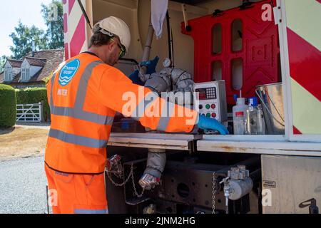 Northend, Oxfordshire, Großbritannien. 12.. August 2022. Thames Water machte Proben des Wassers in den Tanks, die heute Morgen im Dorf Northend, Oxfordshire, an die Bewohner geliefert wurden. Die Wasserversorgung des Dorfes lief Anfang dieser Woche trocken, und das Wasser der Themse pumpt die Wasserversorgung der Bewohner mithilfe von Tanks. Einheimische sagen, dass dies schon einmal passiert ist und dass es mit der Infrastruktur des Wassers zu tun hat, das von der Themse aus dem nahegelegenen Stokenchurch Reservoir geliefert wird. Quelle: Maureen McLean/Alamy Live News Stockfoto