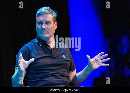 Edinburgh, Großbritannien. 12. August 2022 im Bild: Der Gewerkschaftsführer Sir Keir Starmer wird vom LBC-Chef Iain Dale und dem ehemaligen Labour-Innenminister Jacqui Smith beim Edinburgh Fringe Festival im Rahmen der „All Talk“-Reihe mit Interviews des Senders interviewt. Kredit: Rich Dyson/Alamy Live Nachrichten Stockfoto