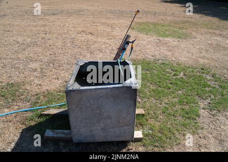 Northend, Oxfordshire, Großbritannien. 12.. August 2022. Wasserrinnen für Rinder auf der Hollowfield Farm. Im Dorf Northend, Oxfordshire, bleibt das Wasser der Themse noch erhalten. Die Wasserversorgung des Dorfes lief Anfang dieser Woche trocken, und das Wasser der Themse pumpt die Wasserversorgung der Bewohner mithilfe von Tanks. Einheimische sagen, dass dies schon einmal passiert ist und dass es mit der Infrastruktur des Wassers zu tun hat, das von der Themse aus dem nahegelegenen Stokenchurch Reservoir geliefert wird. Quelle: Maureen McLean/Alamy Live News Stockfoto