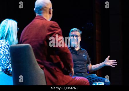 Edinburgh, Großbritannien. 12. August 2022 im Bild: Der Gewerkschaftsführer Sir Keir Starmer wird vom LBC-Chef Iain Dale und dem ehemaligen Labour-Innenminister Jacqui Smith beim Edinburgh Fringe Festival im Rahmen der „All Talk“-Reihe mit Interviews des Senders interviewt. Kredit: Rich Dyson/Alamy Live Nachrichten Stockfoto