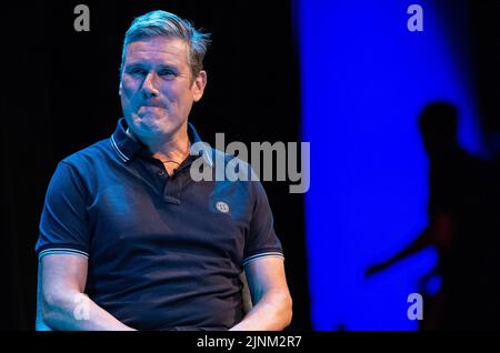 Edinburgh, Großbritannien. 12. August 2022 im Bild: Der Gewerkschaftsführer Sir Keir Starmer wird vom LBC-Chef Iain Dale und dem ehemaligen Labour-Innenminister Jacqui Smith beim Edinburgh Fringe Festival im Rahmen der „All Talk“-Reihe mit Interviews des Senders interviewt. Kredit: Rich Dyson/Alamy Live Nachrichten Stockfoto