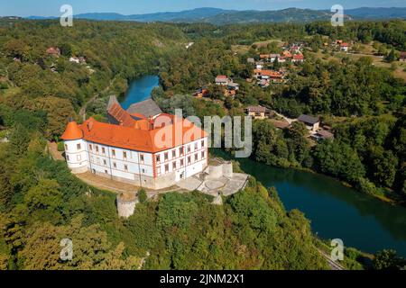 Luftaufnahme der alten Stadt Ozalj am Fluss Kupa, Kroatien Stockfoto