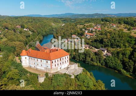 Luftaufnahme der alten Stadt Ozalj am Fluss Kupa, Kroatien Stockfoto