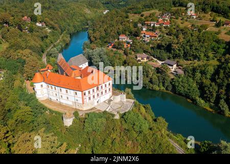 Luftaufnahme der alten Stadt Ozalj am Fluss Kupa, Kroatien Stockfoto