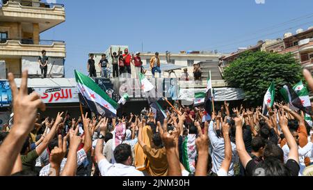 Afrin, Syrien, Demonstrationen und Proteste fegten am 12. August 2022 über den Nordwesten Syriens, nachdem der türkische Außenminister über eine mögliche Annäherung zwischen dem syrischen Regime und der Türkei gesprochen hatte. Im Norden Syriens, der von Rebellen gehalten wird, wurden heute weit verbreitete Proteste wegen eines Vorschlags des türkischen Außenministers Mevlut Cavusoglu zur Aussöhnung zwischen der syrischen Regierung und der Opposition ausgerufen. Kredit: Rami Alsayed/Alamy Live Nachrichten Stockfoto