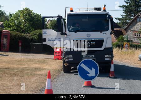 Northend, Oxfordshire, Großbritannien. 12.. August 2022. Im Dorf Northend, Oxfordshire, bleibt das Wasser der Themse noch erhalten. Die Wasserversorgung des Dorfes lief Anfang dieser Woche trocken, und das Wasser der Themse pumpt die Wasserversorgung der Bewohner mithilfe von Tanks. Einheimische sagen, dass dies schon einmal passiert ist und dass es mit der Infrastruktur des Wassers zu tun hat, das von der Themse aus dem nahegelegenen Stokenchurch Reservoir geliefert wird. Quelle: Maureen McLean/Alamy Live News Stockfoto