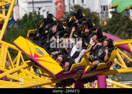 Southend on Sea, Essex, Großbritannien. 12. August 2022. Das heiße Wetter hat sich in der neuen Küstenstadt Southend on Sea fortgesetzt, und viele Menschen fahren zum Resort, um sich am Meer abzukühlen. Einige fahren auf der Achterbahn Rage Thrill Ride im Adventure Island Themenpark Stockfoto