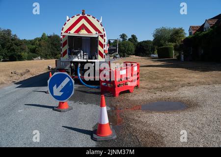 Northend, Oxfordshire, Großbritannien. 12.. August 2022. Im Dorf Northend, Oxfordshire, bleibt das Wasser der Themse noch erhalten. Die Wasserversorgung des Dorfes lief Anfang dieser Woche trocken, und das Wasser der Themse pumpt die Wasserversorgung der Bewohner mithilfe von Tanks. Einheimische sagen, dass dies schon einmal passiert ist und dass es mit der Infrastruktur des Wassers zu tun hat, das von der Themse aus dem nahegelegenen Stokenchurch Reservoir geliefert wird. Quelle: Maureen McLean/Alamy Live News Stockfoto