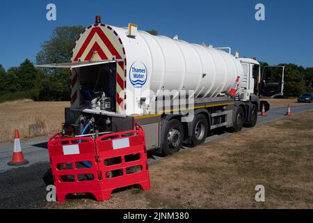 Northend, Oxfordshire, Großbritannien. 12.. August 2022. Im Dorf Northend, Oxfordshire, bleibt das Wasser der Themse noch erhalten. Die Wasserversorgung des Dorfes lief Anfang dieser Woche trocken, und das Wasser der Themse pumpt die Wasserversorgung der Bewohner mithilfe von Tanks. Einheimische sagen, dass dies schon einmal passiert ist und dass es mit der Infrastruktur des Wassers zu tun hat, das von der Themse aus dem nahegelegenen Stokenchurch Reservoir geliefert wird. Quelle: Maureen McLean/Alamy Live News Stockfoto