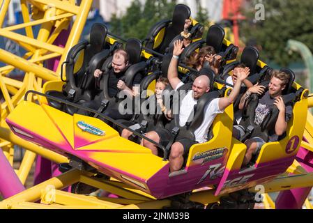 Southend on Sea, Essex, Großbritannien. 12. August 2022. Das heiße Wetter hat sich in der neuen Küstenstadt Southend on Sea fortgesetzt, und viele Menschen fahren zum Resort, um sich am Meer abzukühlen. Einige fahren auf der Achterbahn Rage Thrill Ride im Adventure Island Themenpark Stockfoto