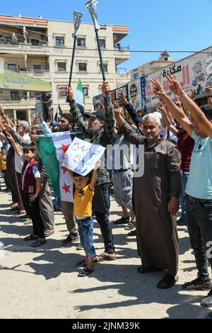 Afrin, Syrien, Demonstrationen und Proteste fegten am 12. August 2022 über den Nordwesten Syriens, nachdem der türkische Außenminister über eine mögliche Annäherung zwischen dem syrischen Regime und der Türkei gesprochen hatte. Im Norden Syriens, der von Rebellen gehalten wird, wurden heute weit verbreitete Proteste wegen eines Vorschlags des türkischen Außenministers Mevlut Cavusoglu zur Aussöhnung zwischen der syrischen Regierung und der Opposition ausgerufen. Kredit: Rami Alsayed/Alamy Live Nachrichten Stockfoto