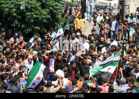 Afrin, Syrien, Demonstrationen und Proteste fegten am 12. August 2022 über den Nordwesten Syriens, nachdem der türkische Außenminister über eine mögliche Annäherung zwischen dem syrischen Regime und der Türkei gesprochen hatte. Im Norden Syriens, der von Rebellen gehalten wird, wurden heute weit verbreitete Proteste wegen eines Vorschlags des türkischen Außenministers Mevlut Cavusoglu zur Aussöhnung zwischen der syrischen Regierung und der Opposition ausgerufen. Kredit: Rami Alsayed/Alamy Live Nachrichten Stockfoto