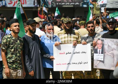 Afrin, Syrien, Demonstrationen und Proteste fegten am 12. August 2022 über den Nordwesten Syriens, nachdem der türkische Außenminister über eine mögliche Annäherung zwischen dem syrischen Regime und der Türkei gesprochen hatte. Im Norden Syriens, der von Rebellen gehalten wird, wurden heute weit verbreitete Proteste wegen eines Vorschlags des türkischen Außenministers Mevlut Cavusoglu zur Aussöhnung zwischen der syrischen Regierung und der Opposition ausgerufen. Kredit: Rami Alsayed/Alamy Live Nachrichten Stockfoto