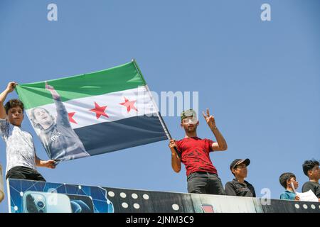 Afrin, Syrien, Demonstrationen und Proteste fegten am 12. August 2022 über den Nordwesten Syriens, nachdem der türkische Außenminister über eine mögliche Annäherung zwischen dem syrischen Regime und der Türkei gesprochen hatte. Im Norden Syriens, der von Rebellen gehalten wird, wurden heute weit verbreitete Proteste wegen eines Vorschlags des türkischen Außenministers Mevlut Cavusoglu zur Aussöhnung zwischen der syrischen Regierung und der Opposition ausgerufen. Kredit: Rami Alsayed/Alamy Live Nachrichten Stockfoto