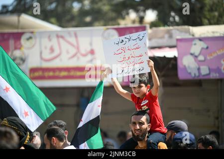 Afrin, Syrien, Demonstrationen und Proteste fegten am 12. August 2022 über den Nordwesten Syriens, nachdem der türkische Außenminister über eine mögliche Annäherung zwischen dem syrischen Regime und der Türkei gesprochen hatte. Im Norden Syriens, der von Rebellen gehalten wird, wurden heute weit verbreitete Proteste wegen eines Vorschlags des türkischen Außenministers Mevlut Cavusoglu zur Aussöhnung zwischen der syrischen Regierung und der Opposition ausgerufen. Kredit: Rami Alsayed/Alamy Live Nachrichten Stockfoto