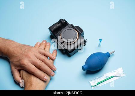 Reinigen des Sensors einer spiegellosen Kamera (Schritte 1 bis 8) Schritt 1: Eine spiegellose Kamera mit der notwendigen Ausrüstung und den Produkten, um den Sensor zu reinigen. Stockfoto