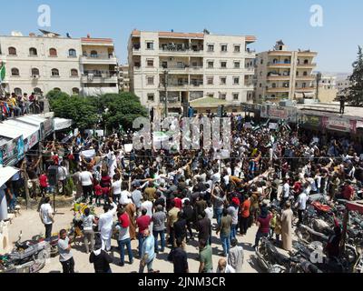 Afrin, Syrien, Demonstrationen und Proteste fegten am 12. August 2022 über den Nordwesten Syriens, nachdem der türkische Außenminister über eine mögliche Annäherung zwischen dem syrischen Regime und der Türkei gesprochen hatte. Im Norden Syriens, der von Rebellen gehalten wird, wurden heute weit verbreitete Proteste wegen eines Vorschlags des türkischen Außenministers Mevlut Cavusoglu zur Aussöhnung zwischen der syrischen Regierung und der Opposition ausgerufen. Kredit: Rami Alsayed/Alamy Live Nachrichten Stockfoto