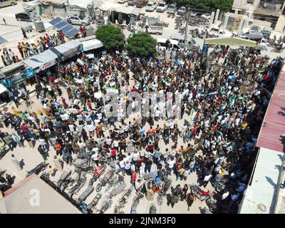 Afrin, Syrien, Demonstrationen und Proteste fegten am 12. August 2022 über den Nordwesten Syriens, nachdem der türkische Außenminister über eine mögliche Annäherung zwischen dem syrischen Regime und der Türkei gesprochen hatte. Im Norden Syriens, der von Rebellen gehalten wird, wurden heute weit verbreitete Proteste wegen eines Vorschlags des türkischen Außenministers Mevlut Cavusoglu zur Aussöhnung zwischen der syrischen Regierung und der Opposition ausgerufen. Kredit: Rami Alsayed/Alamy Live Nachrichten Stockfoto