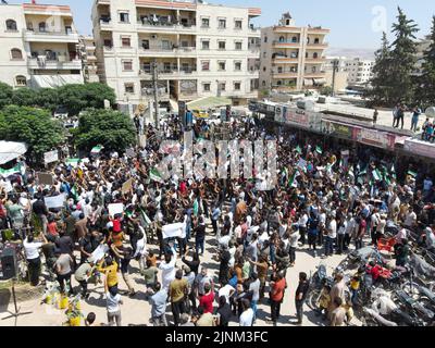 Afrin, Syrien, Demonstrationen und Proteste fegten am 12. August 2022 über den Nordwesten Syriens, nachdem der türkische Außenminister über eine mögliche Annäherung zwischen dem syrischen Regime und der Türkei gesprochen hatte. Im Norden Syriens, der von Rebellen gehalten wird, wurden heute weit verbreitete Proteste wegen eines Vorschlags des türkischen Außenministers Mevlut Cavusoglu zur Aussöhnung zwischen der syrischen Regierung und der Opposition ausgerufen. Kredit: Rami Alsayed/Alamy Live Nachrichten Stockfoto