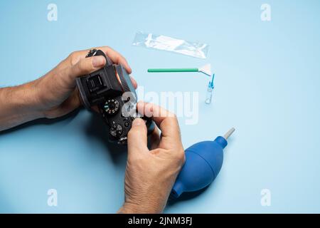 Reinigen des Sensors einer spiegellosen Kamera (Schritte 1 bis 8). Schritt 2: Schalten Sie die Kamera aus, um eine Beschädigung des Sensors zu vermeiden. Stockfoto