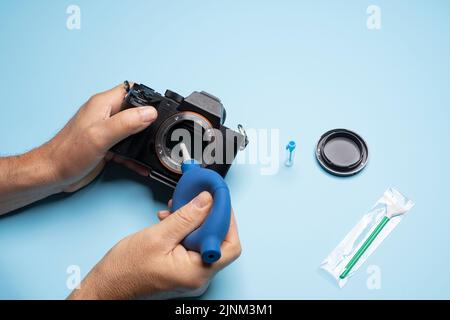 Reinigen des Sensors einer spiegellosen Kamera (Schritte 1 bis 8). Schritt 4: Mit einem Luftgebläse leicht auf den Sensor blasen Stockfoto