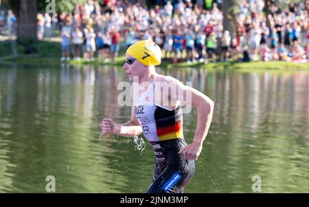 12. August 2022, Bayern, MŸnchen: Europameisterschaften, Europameisterschaft, Triathlon, Einzelrennen, Frauen, im Olympiapark. Laura Lindemann aus Deutschland in Aktion. Foto: Sven Hoppe/dpa Stockfoto