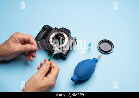 Reinigen des Sensors einer spiegellosen Kamera (Schritte 1 bis 8). Schritt 5: Nehmen Sie den Reinigungsstäbchen aus dem versiegelten Beutel Stockfoto