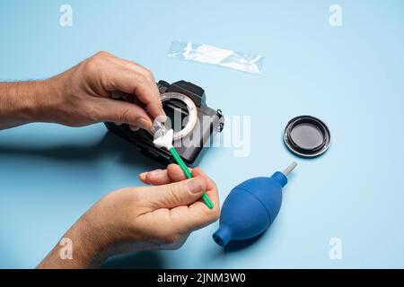 Reinigen des Sensors einer spiegellosen Kamera (Schritte 1 bis 8). Schritt 6: Einen Tropfen des entsprechenden Reinigungsmittels auf den Tupfer geben Stockfoto