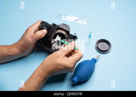 Reinigen des Sensors einer spiegellosen Kamera (Schritte 1 bis 8). Schritt 7: Wischen Sie den Tupfer leicht, aber fest horizontal über den Sensor Stockfoto