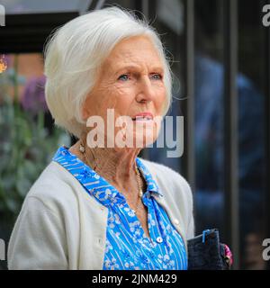 Dame Mary Berry, Bäckerin, Essensautorin, Moderatorin des Kochfernsehens, Nahaufnahme, Chelsea Flower Show 2022 Pressetag Stockfoto