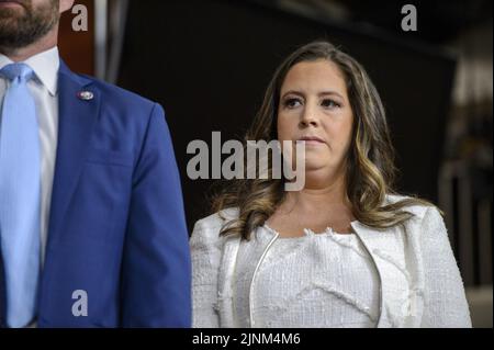 Washington, USA. 12. August 2022. Die Rep. Elise Stefanik, R-NY, blickt auf eine Pressekonferenz mit anderen republikanischen Mitgliedern des Nachrichtendienstes des Repräsentantenhauses über die Suche des FBI nach dem ehemaligen Präsidenten Donald Trumps Mar-a-Lago im US-Kapitol in Washington, DC am Freitag, dem 12. August 2022. Foto von Bonnie Cash/UPI Credit: UPI/Alamy Live News Stockfoto