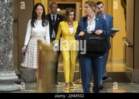 Washington DC, USA. 12. August 2022. Die Sprecherin des Repräsentantenhauses, Nancy Pelosi, spricht am Freitag, den 12. August 2022, mit Mitarbeitern, während sie durch die Statuarhalle des US-Kapitols in Washington, DC, geht. Die Demokraten setzen ihre Arbeit an der Erlass des Inflationsreduktionsgesetzes fort, einem wichtigen Ausgabengesetz, das Bestimmungen für den Klimawandel, das Gesundheitswesen und die Erhöhung der Körperschaftssteuer enthält. Foto von Shawn Thew/UPI Credit: UPI/Alamy Live News Stockfoto