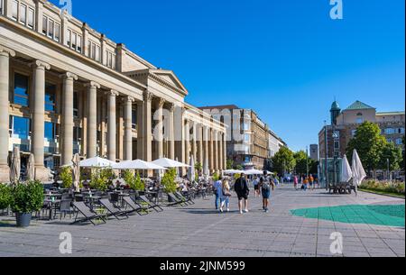 Blick auf die Einkaufsstraße (Königsallee) am neuen Schloss in Stuttgart. Baden Württemberg, Deutschland, Europa Stockfoto