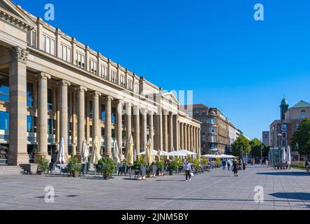 Blick auf die Einkaufsstraße (Königsallee) am neuen Schloss in Stuttgart. Baden Württemberg, Deutschland, Europa Stockfoto