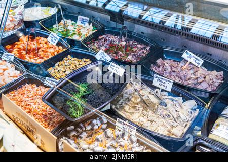 Kaviar und Meeresfrüchte werden in der Alten Markthalle (Vanha Kauppahalli) auf dem Marktplatz in Helsinki, Finnland, verkauft Stockfoto