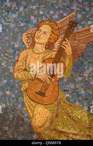 Ange de l’Apocalypse. Mosaïques de l'atelier Mauméjean. Chapelle de la Vierge. Eglise Saint-Clodoald. Saint-Cloud. Ile-de-France. Frankreich. Europa. Stockfoto