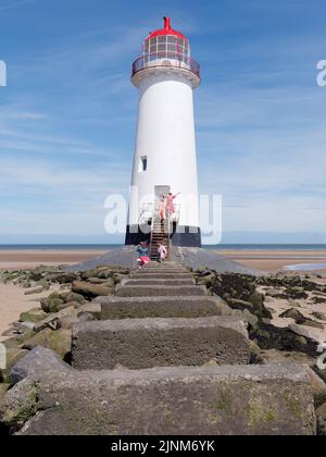 Talacre, Flintshire, Wales, 07 2022. August: Point of Ayr Lighthouse alias Talacre Lighthouse, ein denkmalgeschütztes Gebäude am Strand. Stockfoto