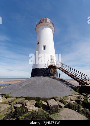 Talacre, Flintshire, Wales, 07 2022. August: Point of Ayr Lighthouse alias Talacre Lighthouse, ein denkmalgeschütztes Gebäude am Strand. Stockfoto