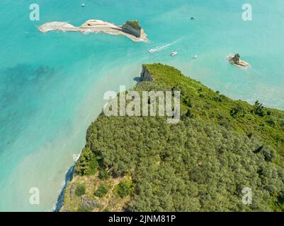 Luftaufnahme der Klippe mit Blick auf das Meer in der Nähe von Apotripiti Strand und der Mermaid's Rock, ein Vorgebirge auf dem kristallklaren Meer. Korfu Insel, Sidari Griechenland Stockfoto