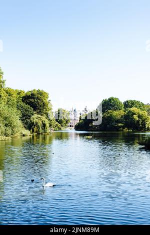 Blick nach Osten auf den St James's Park Lake, St James's Park, London, Großbritannien Stockfoto