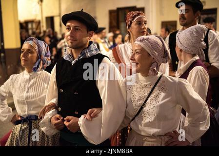 Prozession des Heiligen Johannes zum Haro-Platz in Les am Sant Joan-Nachtfest (Les, Aran-Tal, Lleida, Katalonien, Spanien, Pyrenäen) Stockfoto