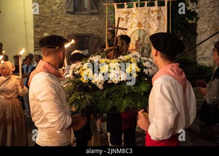 Prozession des Heiligen Johannes zum Haro-Platz in Les am Sant Joan-Nachtfest (Les, Aran-Tal, Lleida, Katalonien, Spanien, Pyrenäen) Stockfoto